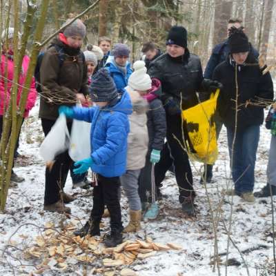 Dzieci i młodzież zadbali o leśne zwierzęta