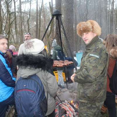 Dzieci i młodzież zadbali o leśne zwierzęta