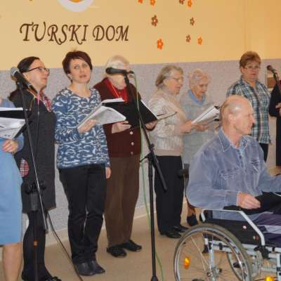 Przedszkolaki w odwiedzinach u Turskich seniorów