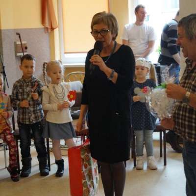 Przedszkolaki w odwiedzinach u Turskich seniorów