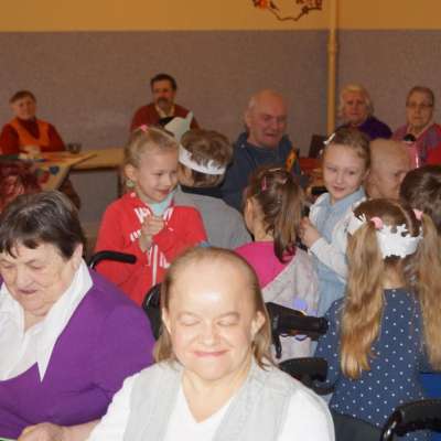 Przedszkolaki w odwiedzinach u Turskich seniorów